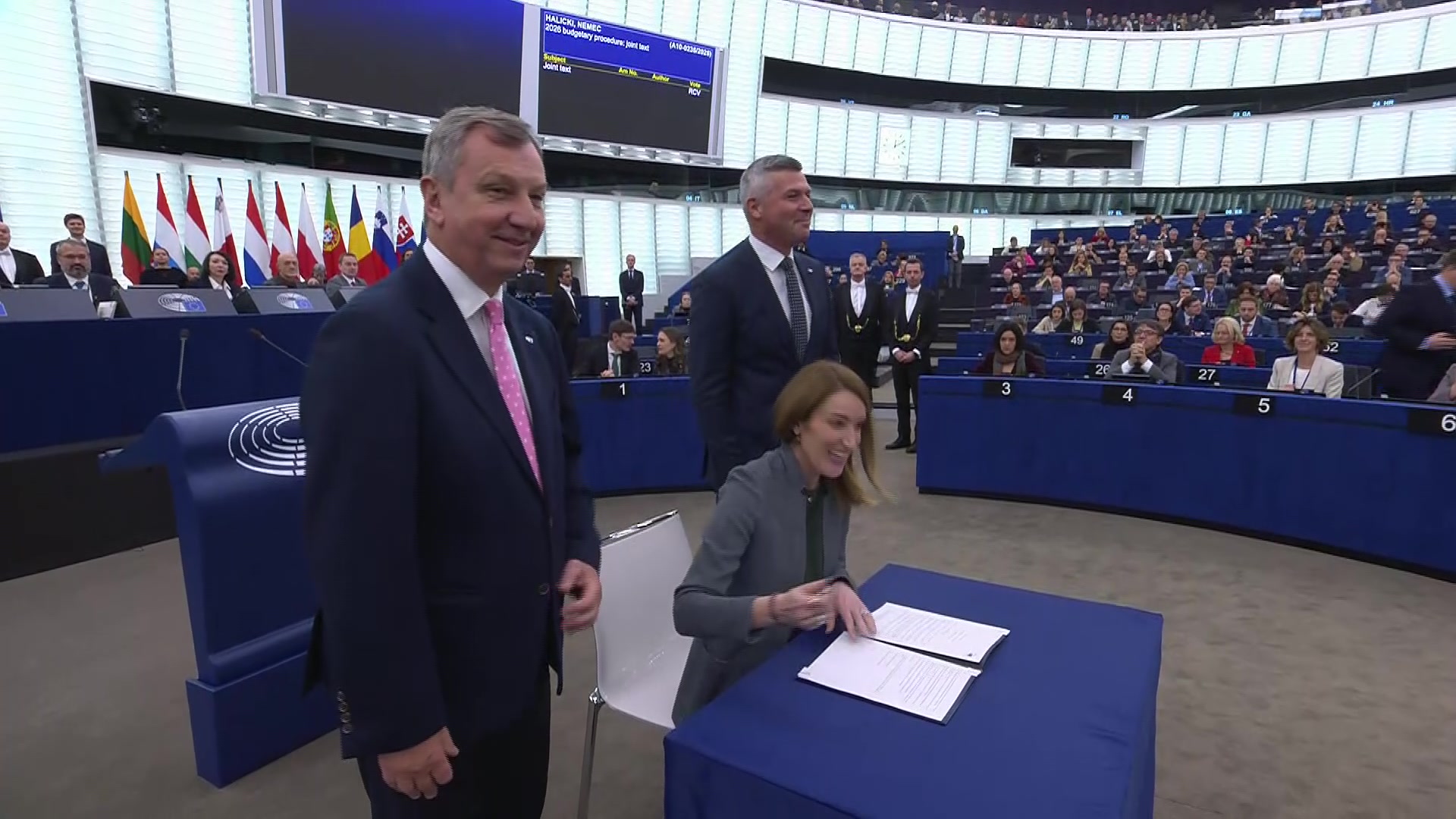 EU General Budget 2026: Signature by Roberta METSOLA, EP President, and family photo with the Rapporteurs